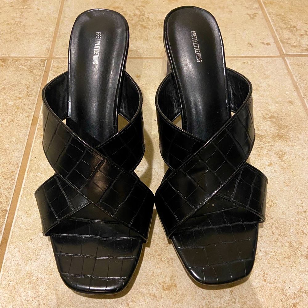 Black• PrettyLittleThing• size 9 Sandal